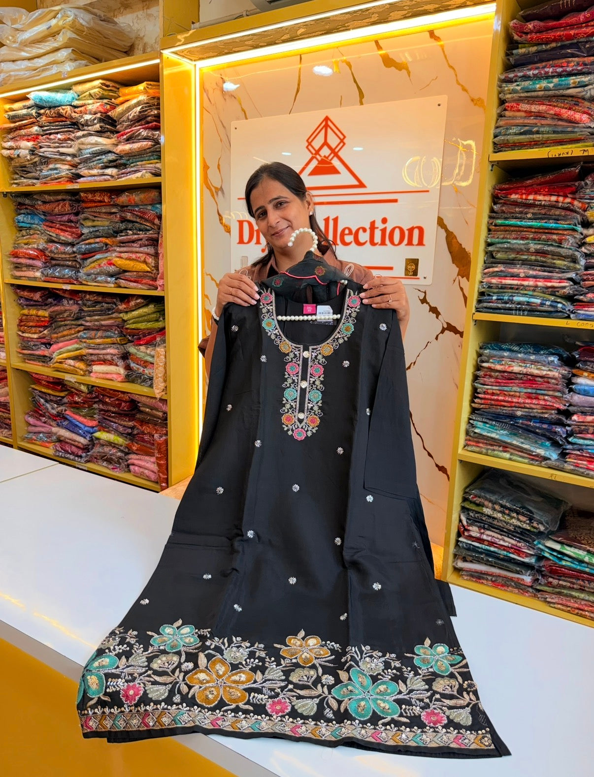 Black Elegance Floral Threadwork Kurta