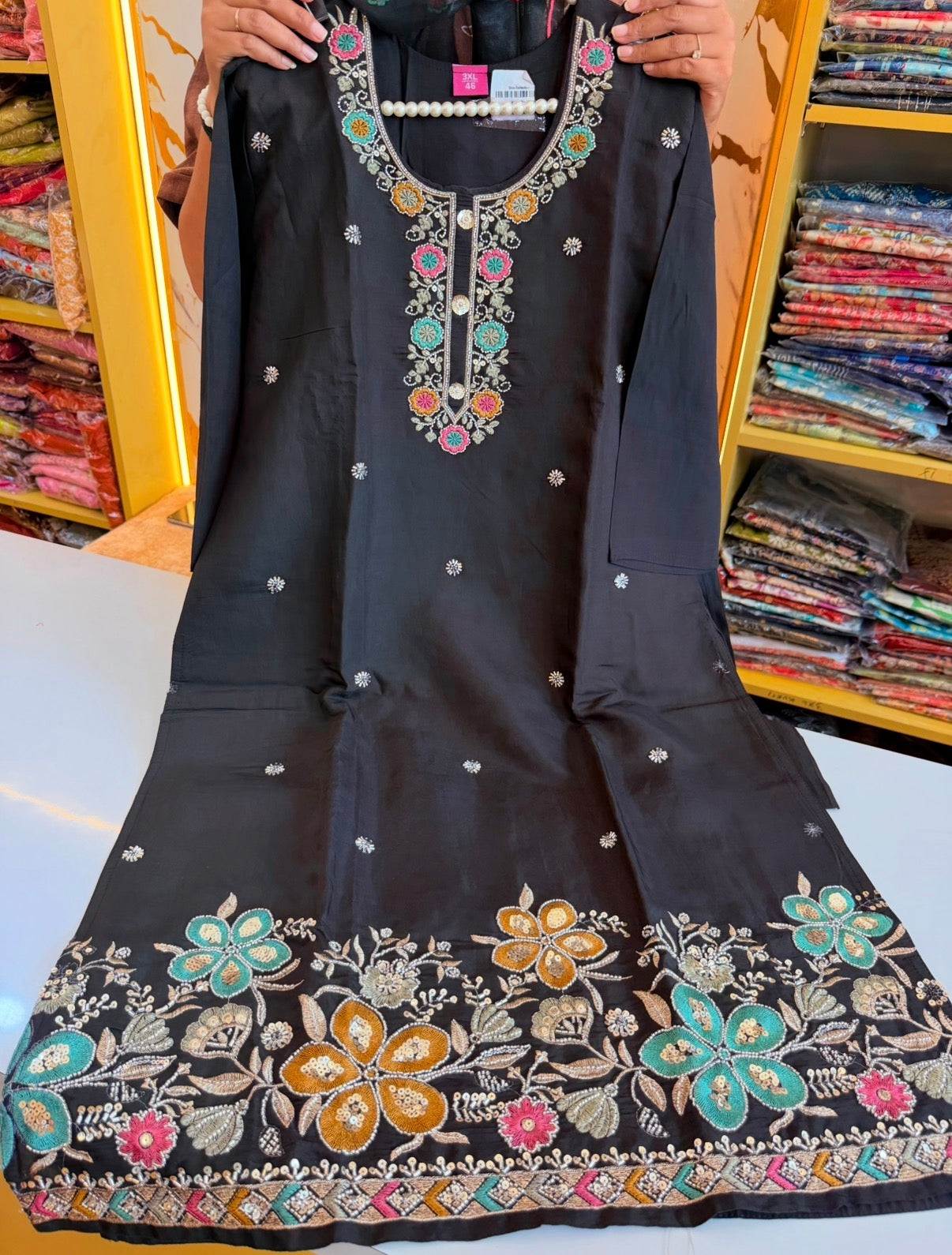 Black Elegance Floral Threadwork Kurta
